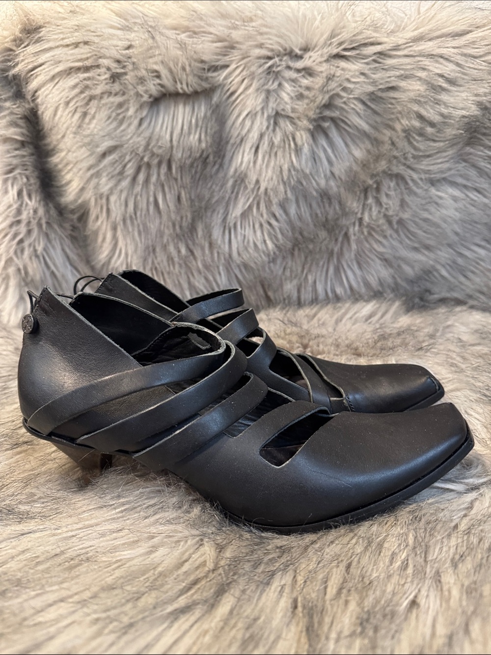 cydwoq Women's Black Strappy Low-Heel Shoes Size 38 & 1/2”